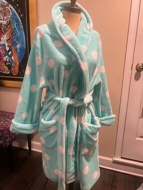 Sonoma Light Aqua Plush Robe with White Polka Dots